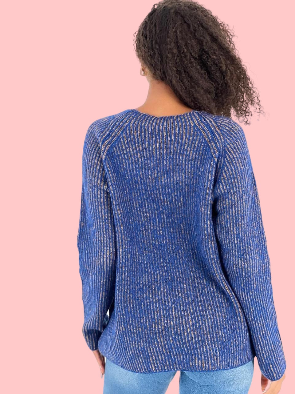 Плетен Пуловер в Кралско Синьо с Блестящи Вертикални Раета