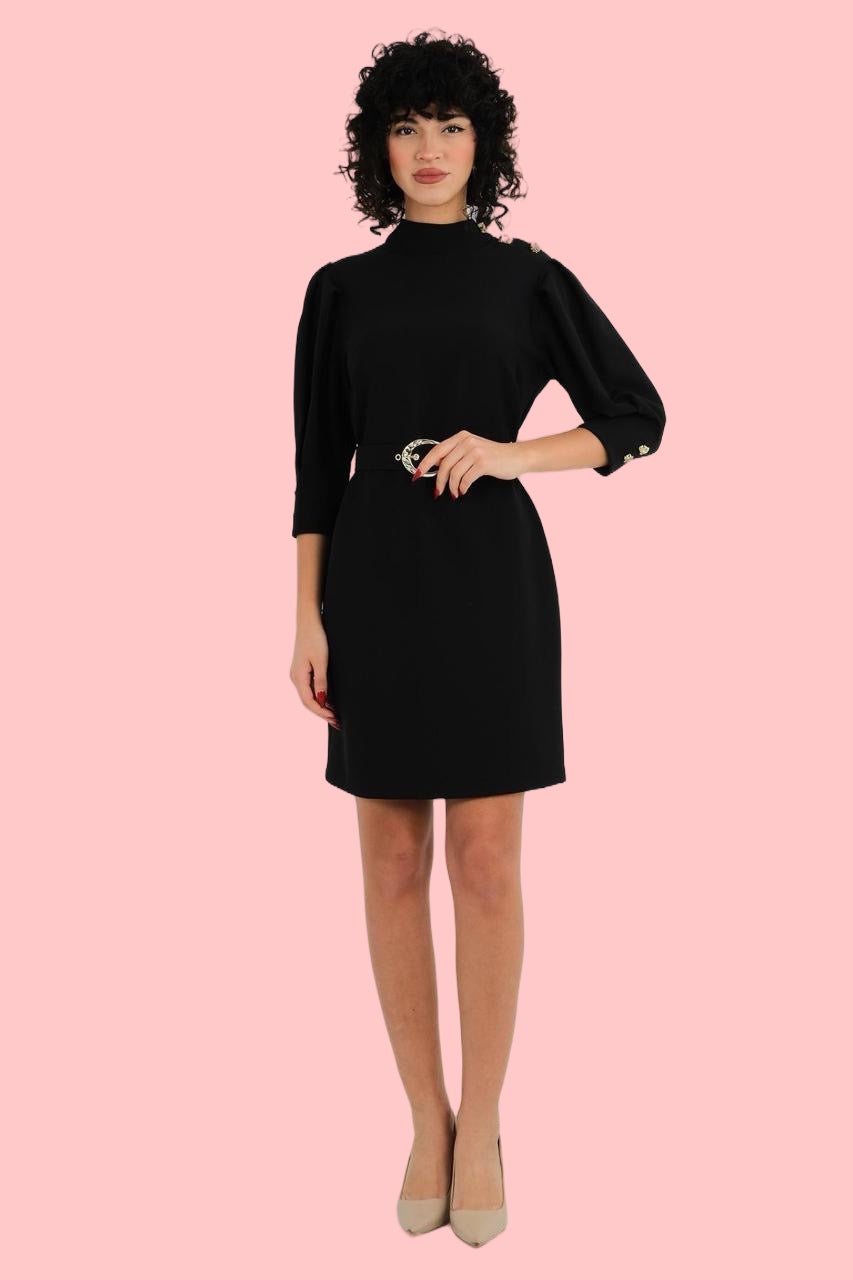 Елегантна Черна Рокля с Висока Яка и Златисти Копчета, В Комплект с Колан