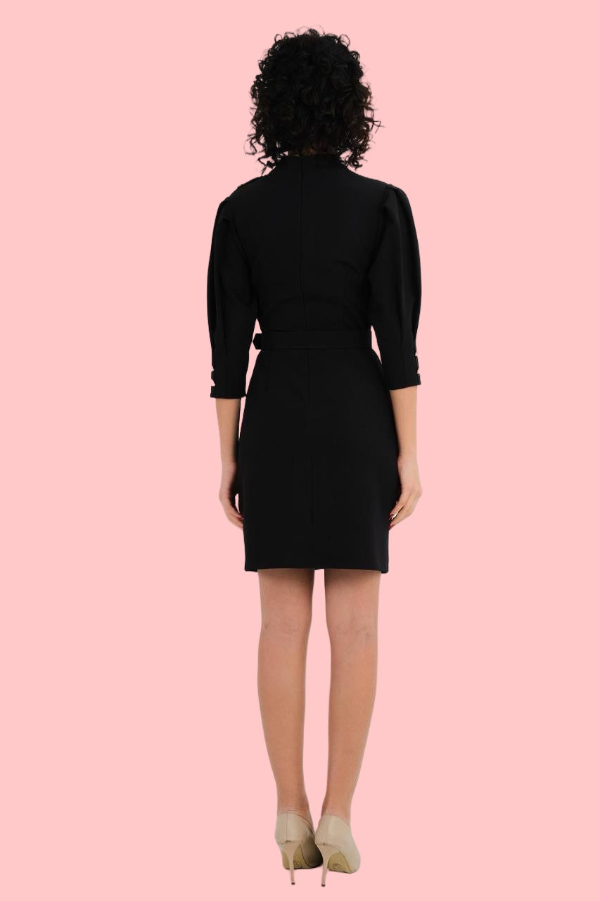 Елегантна Черна Рокля с Висока Яка и Златисти Копчета, В Комплект с Колан