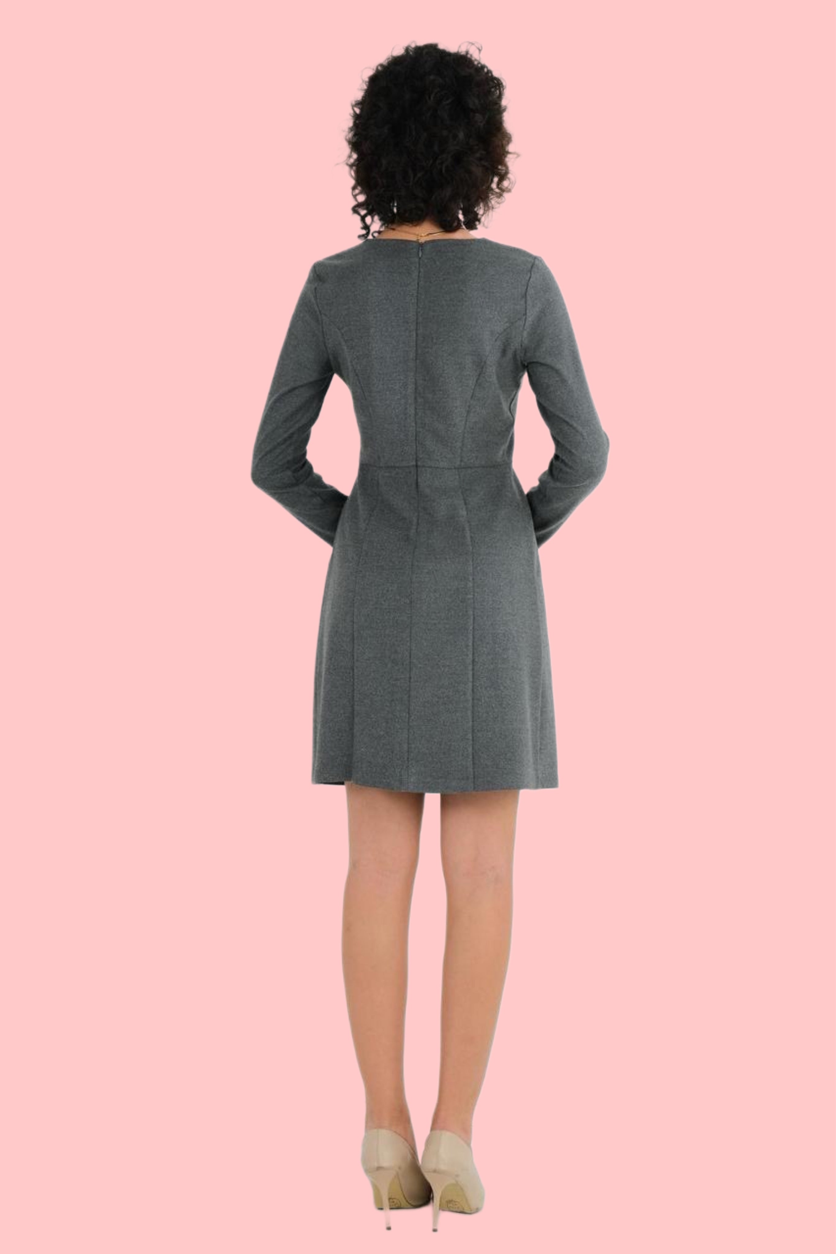 Рокля с Дълъг Ръкав и Декоративни Катарами