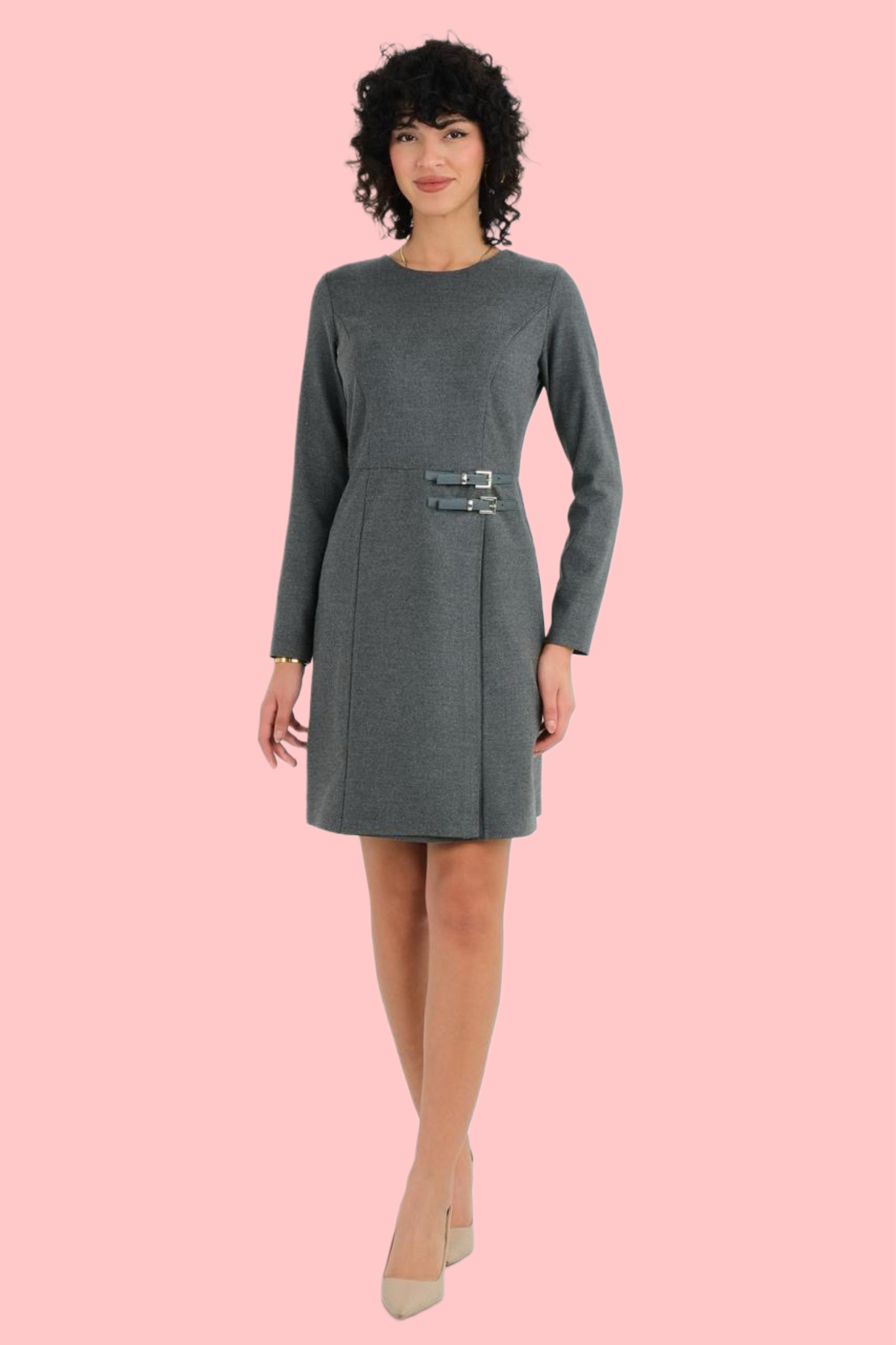 Рокля с Дълъг Ръкав и Декоративни Катарами