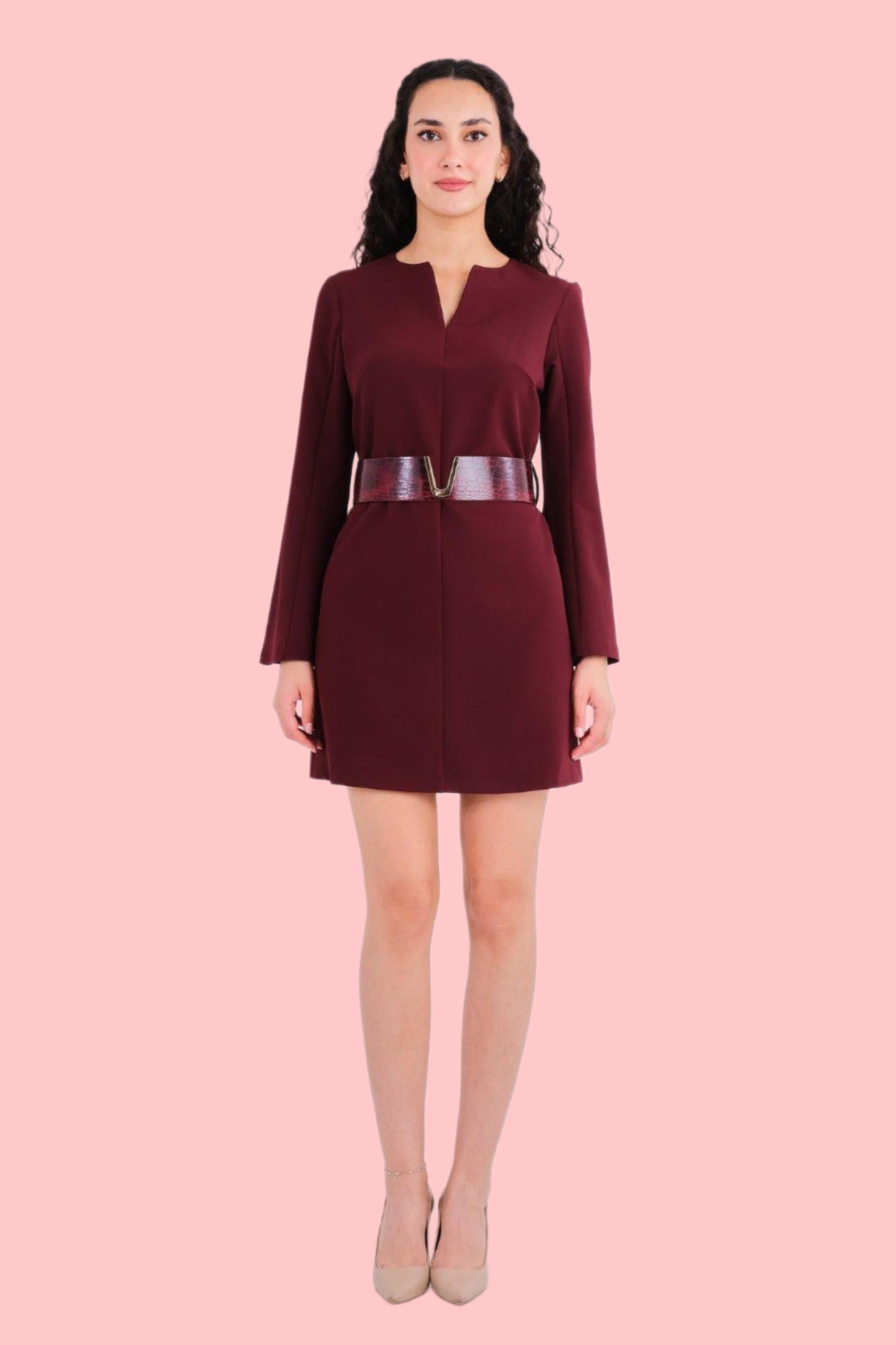 Къса Рокля Slim Fit с Изрязано Деколте и Структурирана Кройка (Цвят Вино)